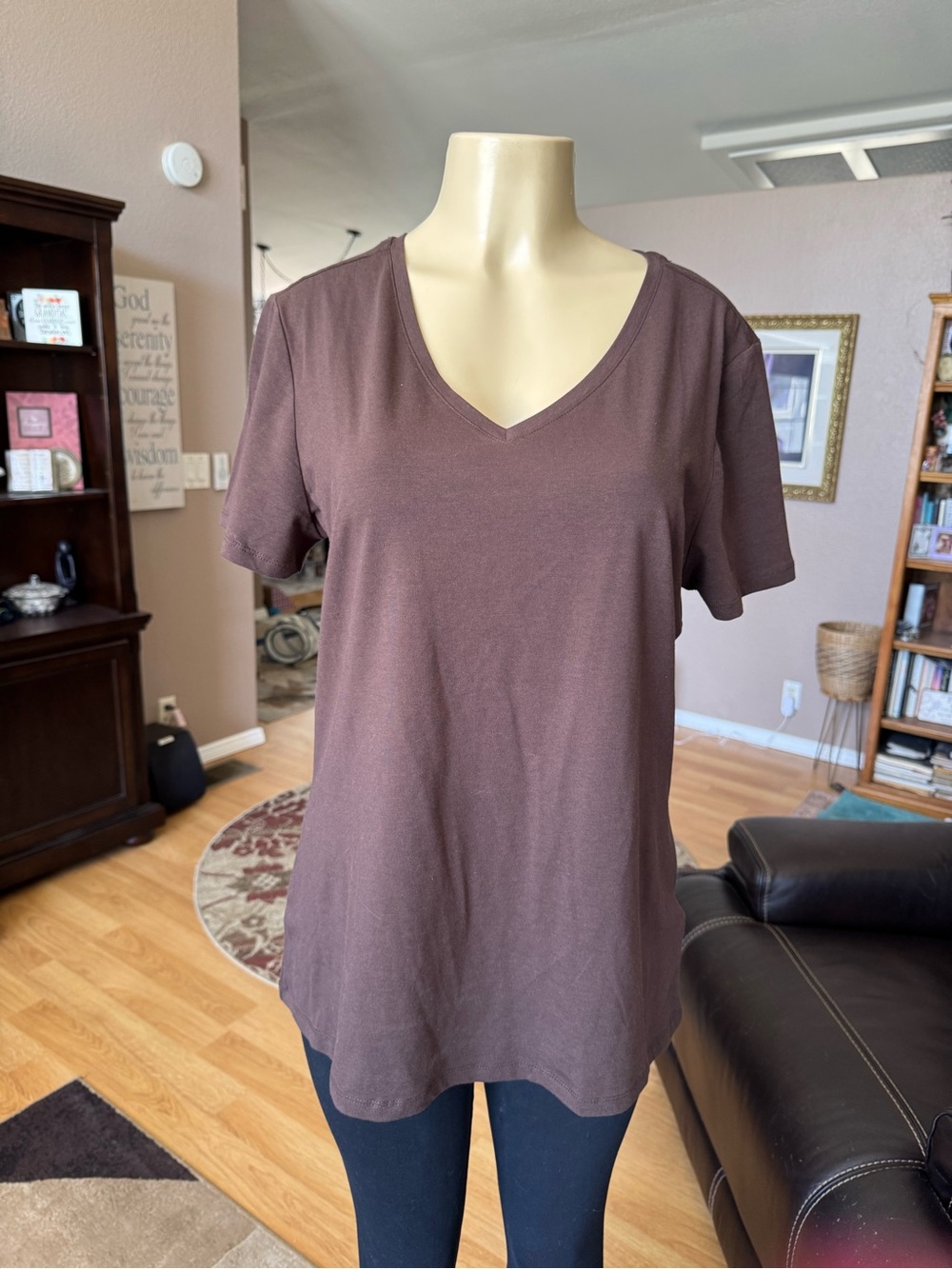 Amazon Essentials classic brown V-neck brown tee-size XL